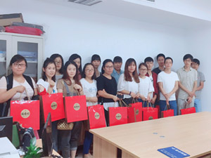 皓月迎佳節(jié)，中秋共團(tuán)圓