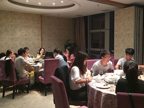 皓月迎佳節(jié)，中秋共團(tuán)圓